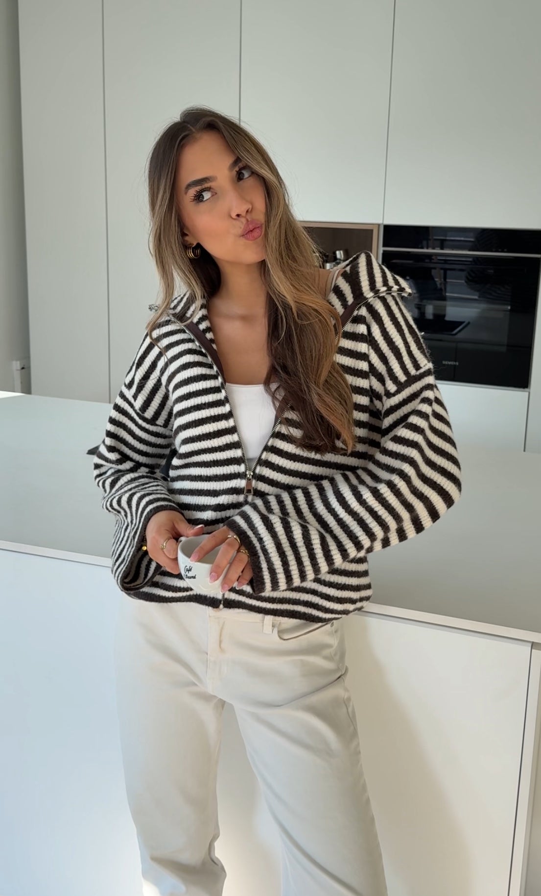 CARDIGÁN DE PUNTO CON CREMALLERA A RAYAS, COLOR CHOCOLATE