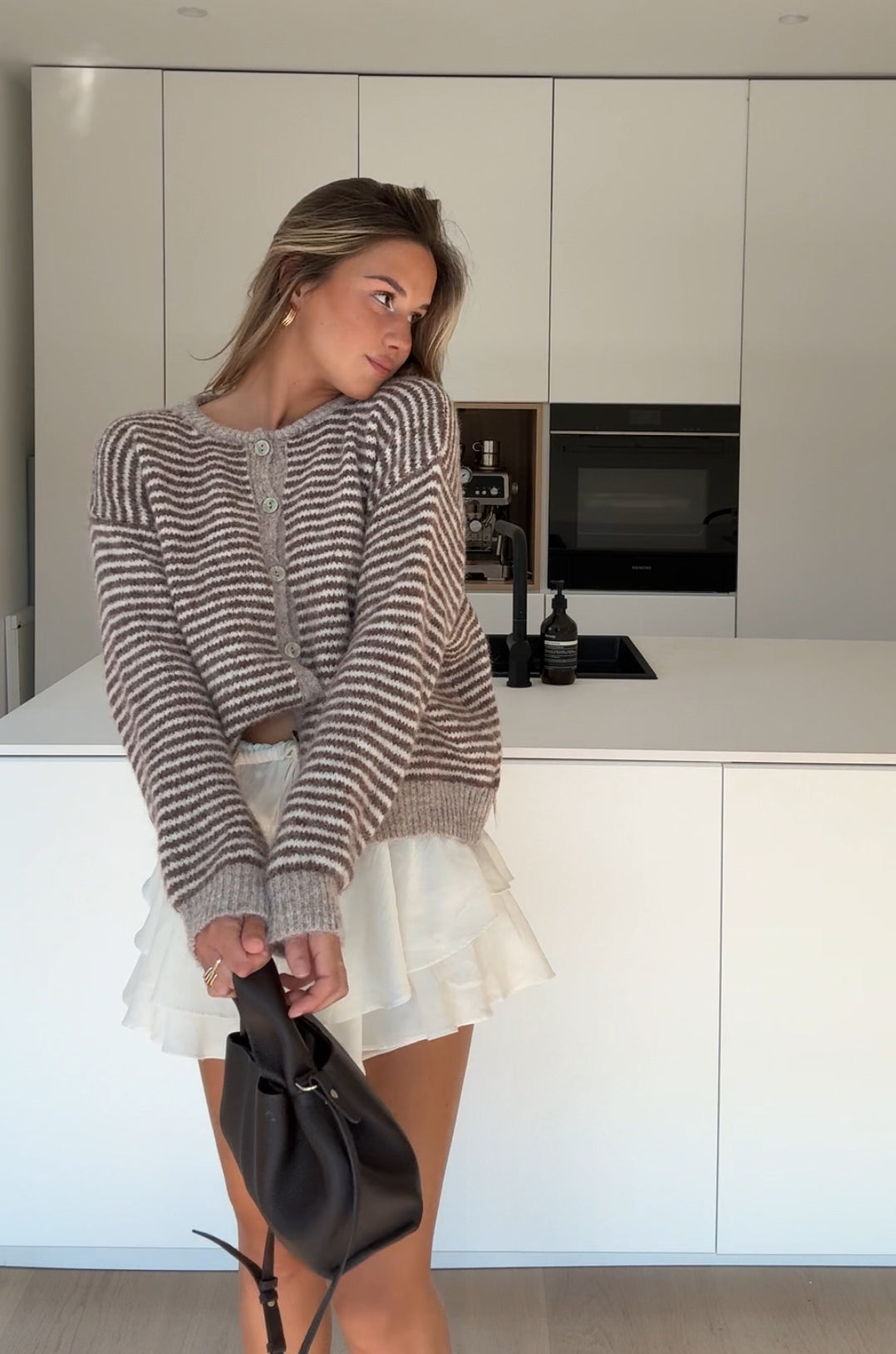 CARDIGAN SUAVE A RAYAS CANELA