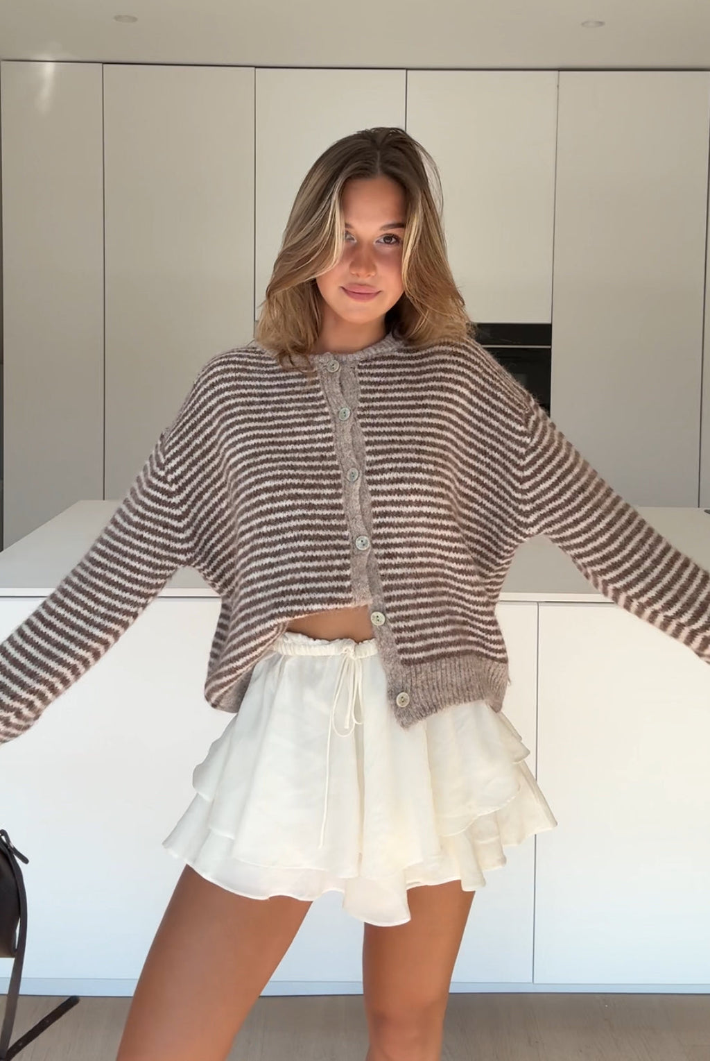 CARDIGAN SUAVE A RAYAS CANELA