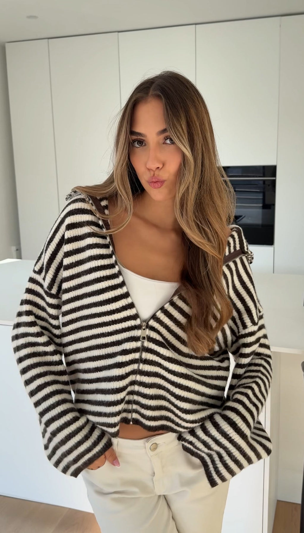 CARDIGÁN DE PUNTO CON CREMALLERA A RAYAS, COLOR CHOCOLATE