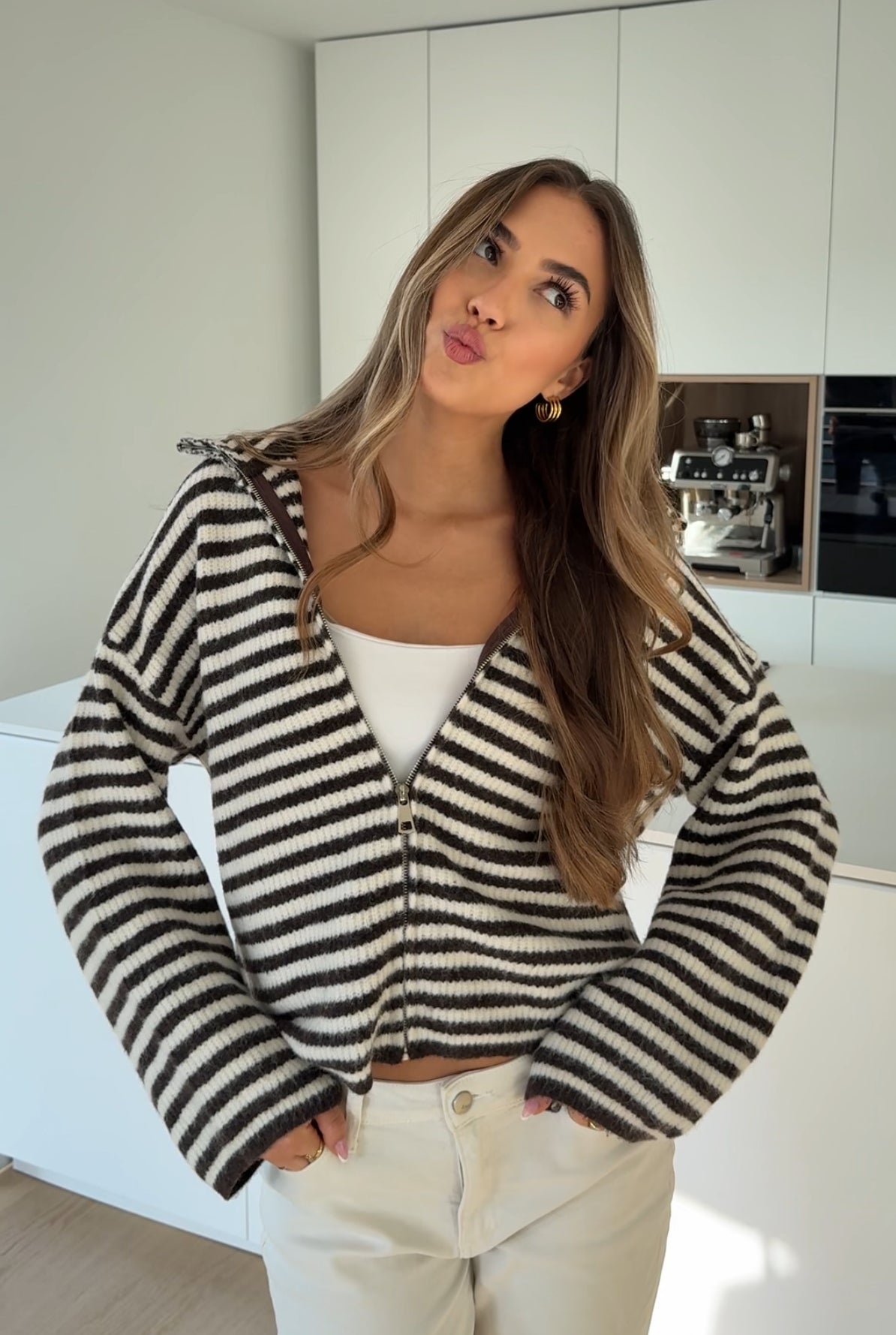 CARDIGÁN DE PUNTO CON CREMALLERA A RAYAS, COLOR CHOCOLATE