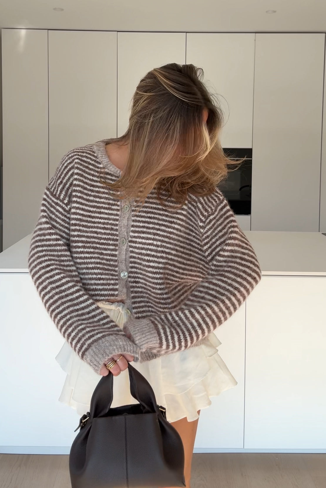 CARDIGAN SUAVE A RAYAS CANELA