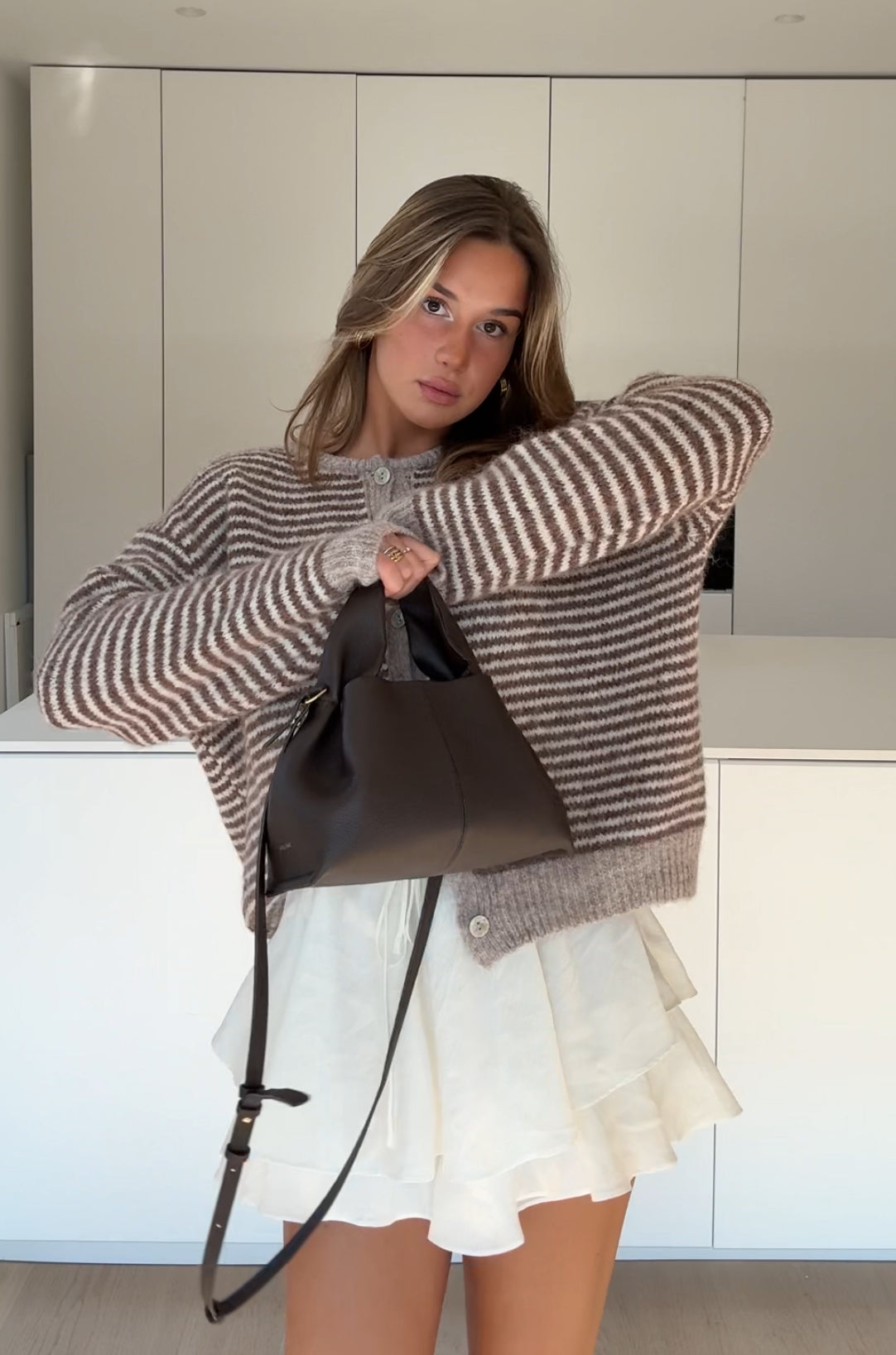 CARDIGAN SUAVE A RAYAS CANELA