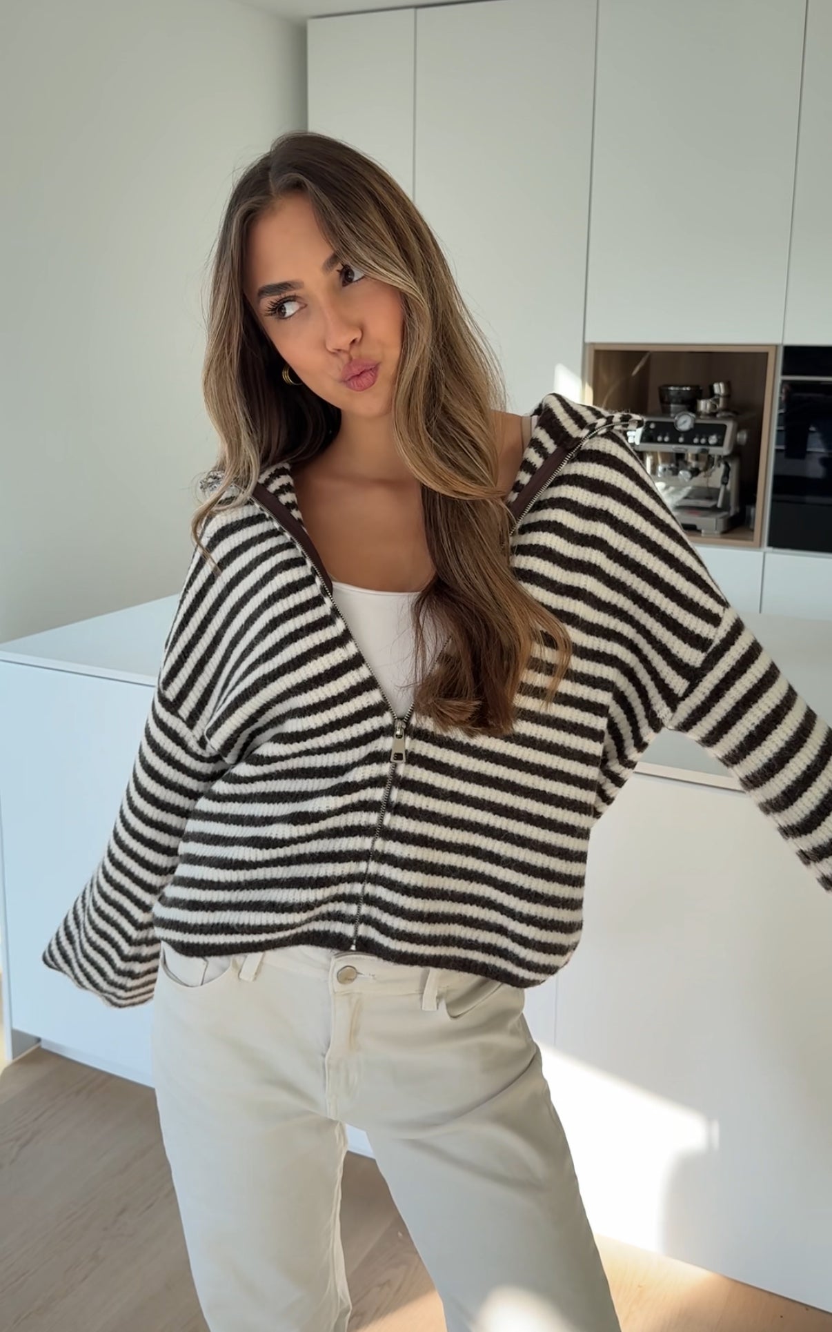 CARDIGÁN DE PUNTO CON CREMALLERA A RAYAS, COLOR CHOCOLATE